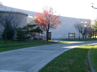 会場になったほか機道立文学館の建物です。西側から写した写真です。