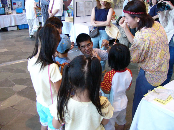 �E�������b�N���̖炵���������Ă���l�q�ł��B